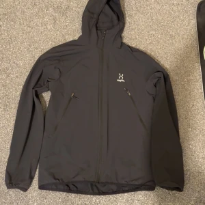 Haglöfs jacka - Rensar min garderob. Säljer nu min haglöfs jacka jag inte använder, den är storlek M, inget slitage.