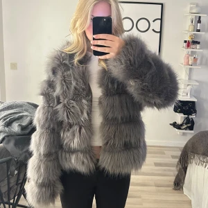 Grå pälsjacka från Vera & Lucy - Säljer en supermjuk och fluffig grå pälsjacka från Vera & Lucy. Passar perfekt för fest eller vardags, verkligen jätte snygg! Den är i storlek L men passar mig som vanligtvis har S.