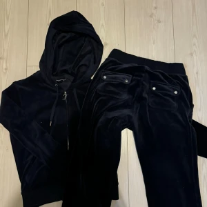 Juicy couture set  - Ett set i gott skick som är använt få gånger och jag säljer pga fel storlek för mig. Setet är mörkblå och i storlek S💕 
