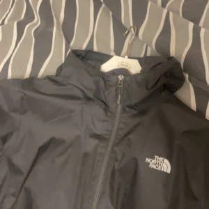 The Northface vindjacka - Fin vindjacka från The Northface  Bra skick förutom ett litet hål innuti en av fickorna, inget som påverkar på något sätt Pris går absolut att disskutera 