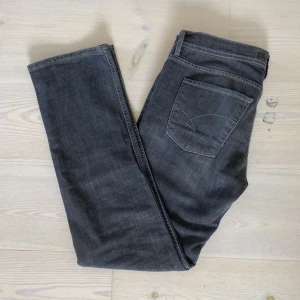 Baldessarini Jeans - Säljer nu mina feta baldessarini jeans då de är för små för mig. Nypris på dessa ligger runt 1500. Storleken är 32/32. De är helt i nyskick, och passformen är en regular fit. Hör av er om ni har några frågor!