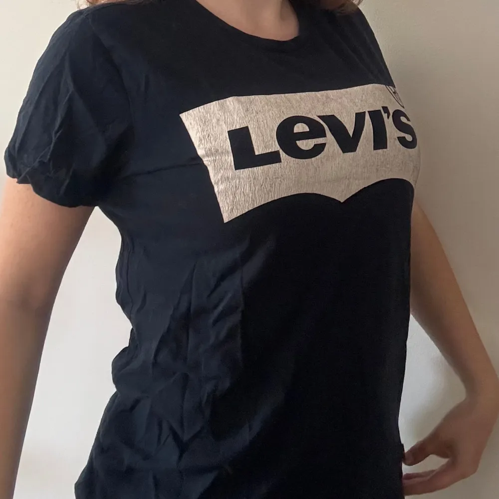 Tröja från Levi’s, köpt för några år sedan, använd några fåtal gånger. Fint skick, bara legat i garderoben ett längre tag. Trycket ska vara lite slitet, då jag köpte den så i  butik också!. T-shirts.