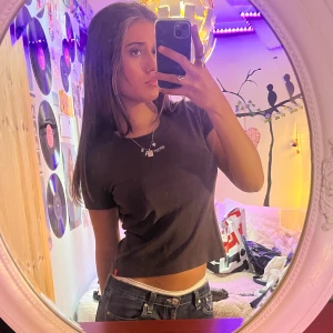 Svart croppad t-shirt från Esprit - Säljer en brun croppad t-shirt från Esprit! Skriv för fler frågor!🩷Pris kan alltid diskuteras🥰