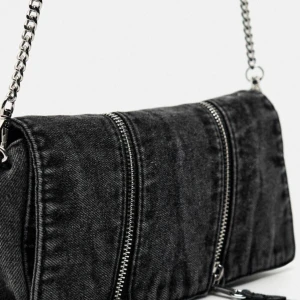 VÄSKA IFRÅN ZARA - Säljer denna svarta jeans inspirerade väskan ifrån zara. Aldrig använd 🙌🏼