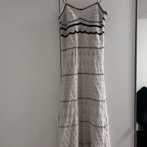 Klänning - Säljer denna fina klänning som jag aldrig använt. Onesize passar från strl S uppåt