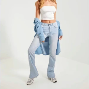 Jeans med slits - Ljusa jeans med slits. I bra skick💕