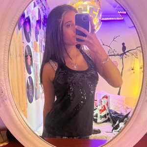 Glitter linne - Glittrigt linne! Skriv för fler frågor!🩷Pris kan alltid diskuteras🥰