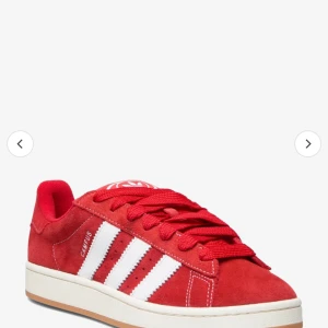 Campus 00 röda - Säljer ett par röda campus skor, använda Max 6 gånger. Köpt från adidas för 1200kr. Man får med både vitt och rött snöre, säljer då de inte kommer till användning, säljs för 800kr. 