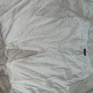 Vita linnebyxor  - säljer helt vanliga linnebyxor i storlek S från lager 157. byxorna är i storlek S men ändå lite stora i midjan, så dom skulle passa även i M.