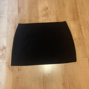 Svart minikjol Pull & Bear - Superfin minikjol från Pull & Bear i storlek XL. Kjolen är använd få gånger. Skriv gärna vid frågor 💕
