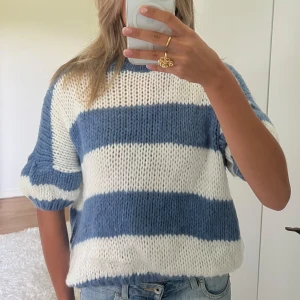 Stickad kortärmad tröja - Oanvänd