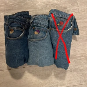 butter jeans - Butter jeans storlek 32,  Mörkblåa - bra skick men slitage vid knän  250 kr, straight fit  ljusblåa - baggy fit, mycke bra skick 320 kr  båda för 500 kr kr 