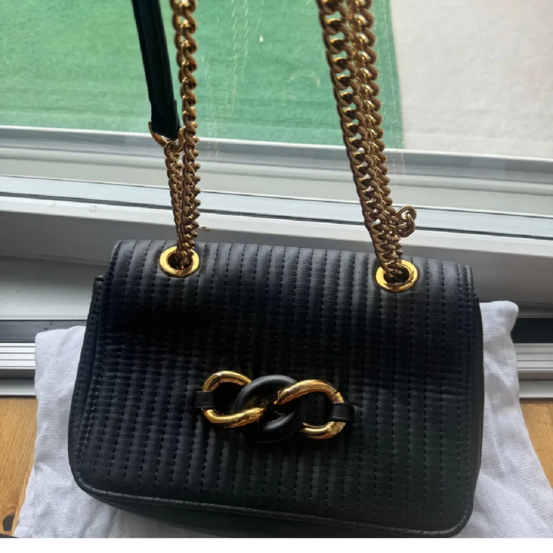 Svart quiltad axelväska från Zara - 2