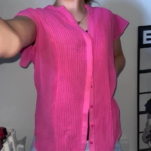 Jätte fin rosa volang blus💕 Som inte kommer till andvändning - Inget täcken på andvändning😊