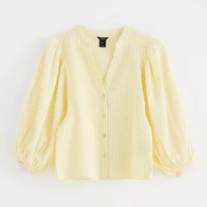 Blus - Så fin blus i perfekt skick, slusåld. Orginalpris 400kr