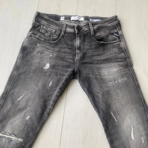 Replay Anbass - Säljer nu dessa riktigt feta Replay anbass jeans i storlek 31. Jeansen är i nyskick och endast testade alltså 10/10 i skick. 