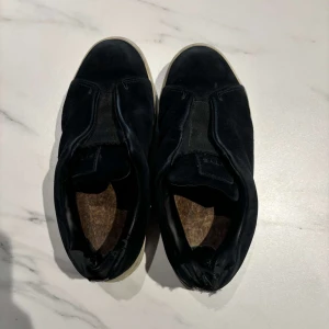 Eytys - Jag säljer nu ett par eytys doja i svart! de är väl använda, ända defekterna är inuti skon på hälen som syns på bilderna därav priset. Dom är ej rengjorda så går säkert att få dom i ännu bättre skick😄