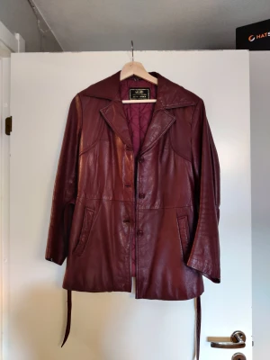 Läder jacka - Vinröd läderjacka vintage. Köpt på second hand för nått år sedan. fint men använt skick. 