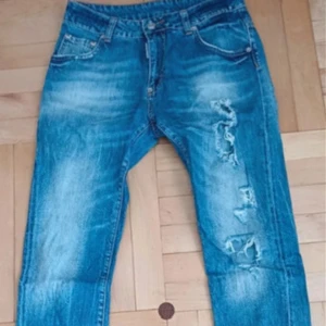 Dsquared jeans - Hej! Säljer dessa fina jeans då jag köpte fel storlek.. endast testat. Helt fint och allt. 