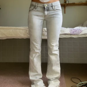 Ljusgrå lågmidjade jeans  - Säljer ett par ljusgrå jeans. Jeansen är i bra skick och perfekta för både vardag och fest.⚡️⚡️ 