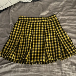 Kjol - Rutig kjol från h&m, köptes för ca 2 år sen. Tror den är storlek XS eller S