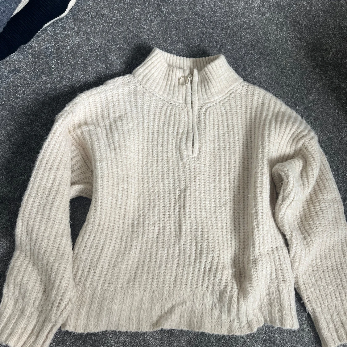 Beige stickad tröja med dragkedja