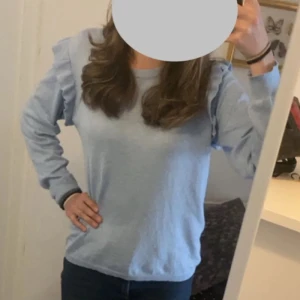 Ljusblå tröja från Culture - Tröja som inte går att köpa längre. Från Culture och nypris tror jag var 600kr. Säljer billigt pga 2 små fläckar. Skriv för fler bilder!