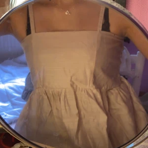 Beige topp - Beige topp i storlek S, men passar även Xs! Köpt i Thailand och aldrig använt! Fint skick ❤️