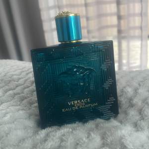 Versace eros eau de parfum supergod doft som man kan ha till alla tillfällen. Skriv om frågor👍