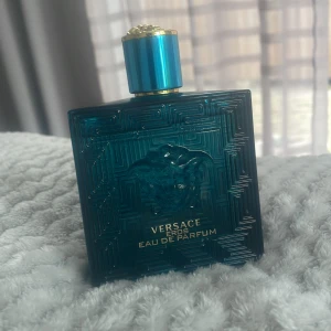 VERSACE EROS EAU DE PARFUM  - Versace eros eau de parfum supergod doft som man kan ha till alla tillfällen. Skriv om frågor👍