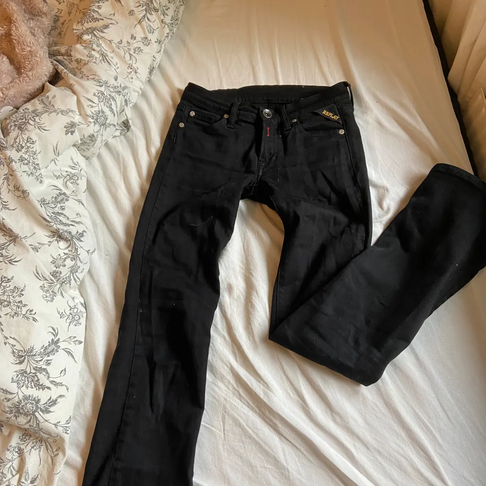 Lågmidjande svarta Replay jeans💕 säljer då dom är för små för mig, dem är bootcut! Skorv för mer frågor 💓. Jeans & Byxor.