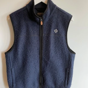 Morris väst - Säljer nu min mycket eftertraktade morris väst i storlek s. Nypris runt 2200kr och slutsåld överallt. Fint skick.