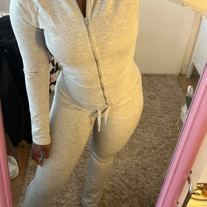 Grå mjukis det  - Säljer denna fina mjukisar från Nelly! Både byxorna och tröjan är i storlek S💓