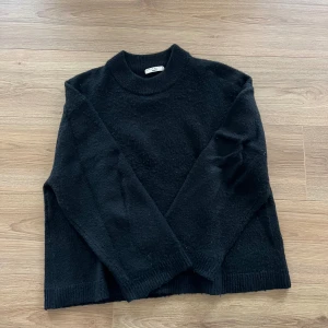 Svart stickad tröja  - Snygg från Gina storlek S 