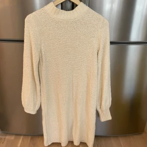 Stickad klänning  - Jätteskön, använd en gång 