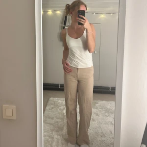 Beigea jeans - Mycket bra skick. Raka och mid waist🤍🤎