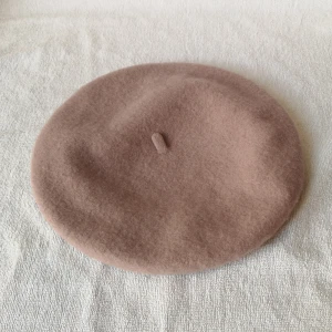 Gammelrosa basker från KappAhl - Gammelrosa basker från KappAhl i storlek one size. Den är lite större än det normala. 90% ull. Använt skick. Färgen på denna kan passa ihop med den lila stickade tröjan på min föregående annons*wink wink* **Köpare står för frakt om inget annat anges.