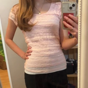 Rosa t-shirt blus 💕 - Jättefin ljusrosa spets t - shirt blus!! Säljer då den ej kommer till användning 💞