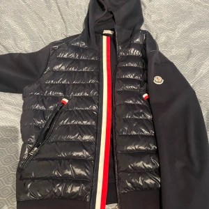 Moncler cardigan - Perfekt skick Ingen skada på den Passar även L