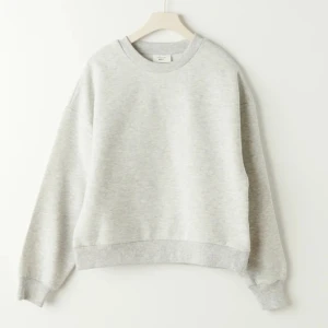 Sweatshirt från Gina Tricot - Säljer än sweatshirt i bra skick.🥰 Köpt för 259kr. 
