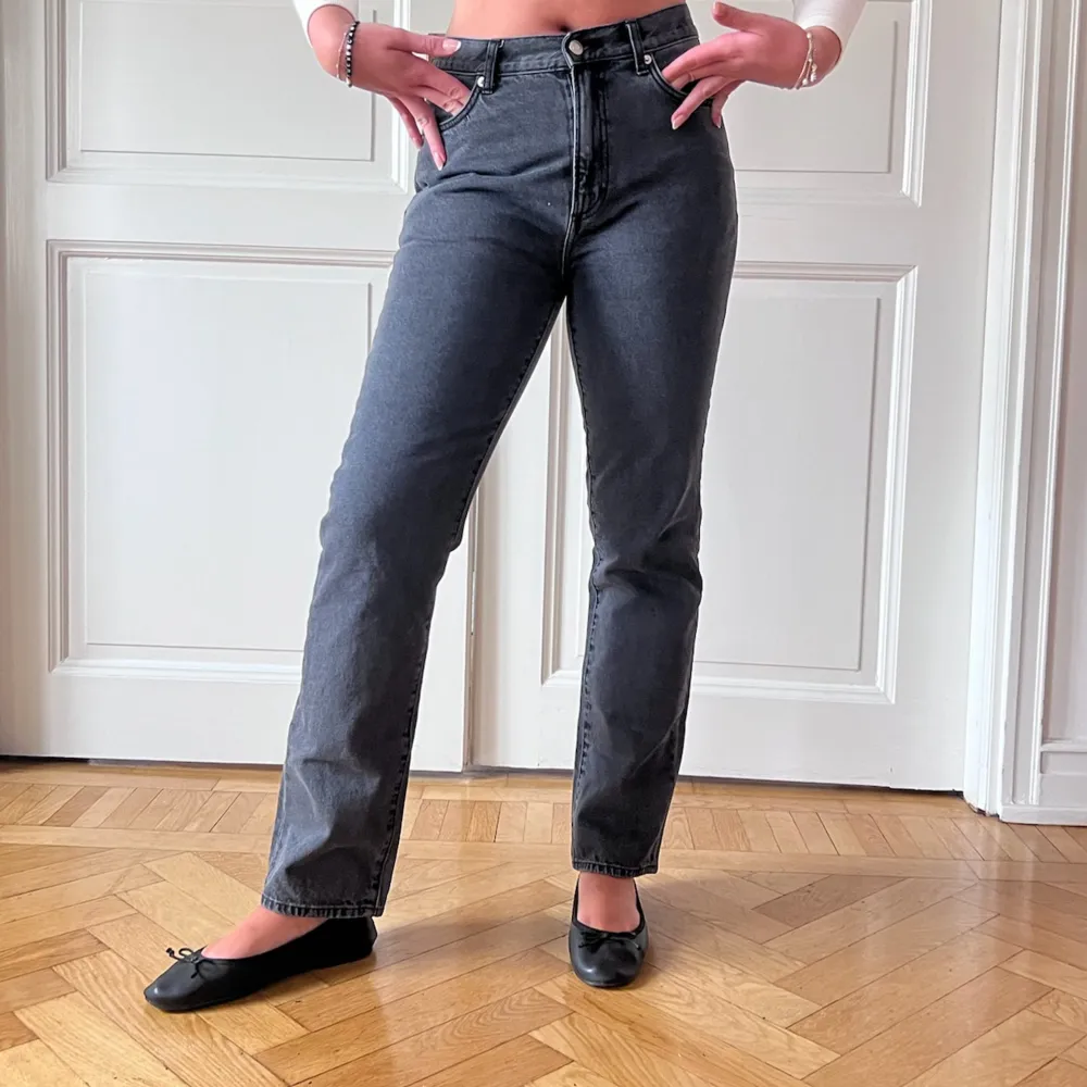 Svart/gråa jeans, lite oversize/momjeans modell🤍jättefina Storlek: W30  L32. Jeans & Byxor.