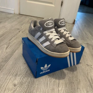 Adidas campus  - Tja säljer ett par addidas campus skor i storlek 42 Inge fel på dom ganska orörda de ändå är att sko snörena är lite smutsiga men ni får med ett par nya gråa sko snören som ja fick med när ja köpte dom annars inte fel på dom 