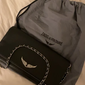 Zadig&voltarie väska - Säljer Zadig väska för kommer ej till användning, köpt för 2 månader sen  så den är i bra skick o har kvitto på att den är äkta köpte fö 4899kr säljer för 2600, kan skicka fler bilder vid intresse💕