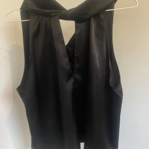 Halterneck tröja  - Säljer en svart halterneck tröja 