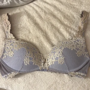 intimissimi bh - köpte denna här på plick men säljer vidare då den inte passade. storlek 75C💓har liten defekt kontakta för bild💓köparen står för frakt 💓