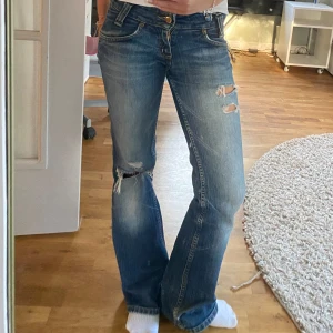 Lee jeans - Säljer mina favorit jeans eftersom dem blivit försmå för mig🥲❤️ Dem är i bra skick förutom lite slitage nere vid hälarna, vilket man kan se på sista bilden☺️Midjemåttet är ca 74cm runt om och innerbenslängden är 76cm❤️