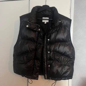 Svart väst - Fodrad väst från H&M. Använd några gånger men fortfarande i fint skick. Inga skavanker🤩 Strl XS, men stor i storleken. 