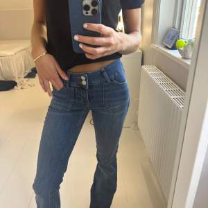 Säljer mina Lågmidjade bootcut jenas som är mörkblå. Passar mig som har 24 i jeans. 