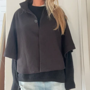 Svart cape jacka - Såå snygg 💝 Jag brukar bära s/m och denna sitter oversized på mig, för referens 💝