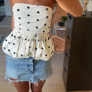 Topp - Prickig volang topp från hm som oxå går att använda som kjol🤍aldrig använd